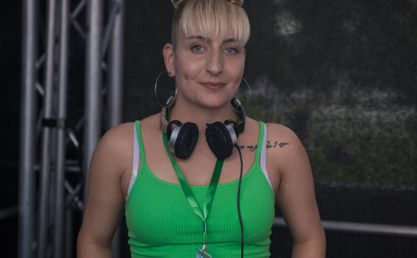 DJ Mara Zee von Definizium Records auf der Hanfparade Bühne